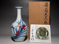 Vase à fleurs avec motif