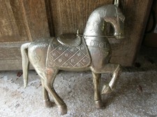 CHEVAL EN BOIS COUVERT D