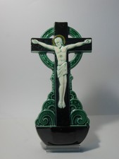 Ar Seiz Breur (1923-1947) HB QUIMPER: Grand bénitier crucifix céramique émaillée