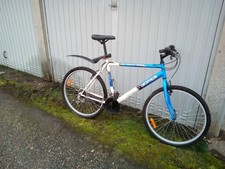 vélo vtt homme DECATHLON ..couleur BLEU  ET  BLANC