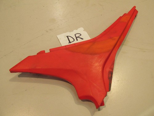 Plastique sous selle droit