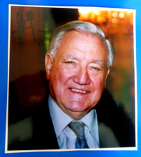 AUTOGRAPHE DE CHRISTIAN  PONCELET SUR PHOTO FORMAT  14 X 15,5 CM