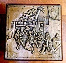 Ancien coffret en bois dessus mouluré en laiton ? scène de danse au village