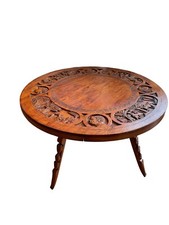 Table basse tripode en bois massif sculpté