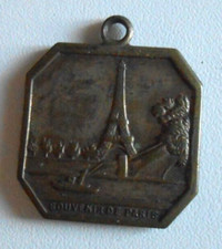 ANCIENNE MEDAILLE PENDENTIF SOUVENIR DE PARIS