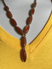 Collier doré et serti résine