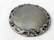 René DELAVAN (1926-1958) circa 1930 - Broche en étain travaillé au marteau