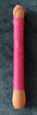 Bobine en bois avec fil de soie cordonnet rose fuchsia