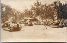 MILITARIA 14/18 - CARTE PHOTO - defile de char renault