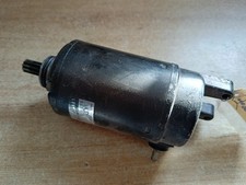 UN DEMARREUR ELECTRIQUE MOTO