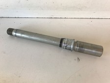 UN AXE DE ROUE JANTE AVANT AVEC ENTRETOISE POUR MOTO SUZUKI 600 GSR 2006 