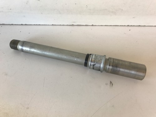 Axe roue jante avant - un,