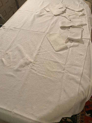 Grande nappe ovale damassée