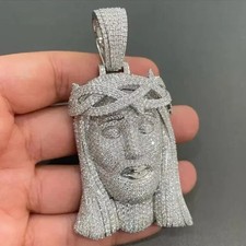 Pendentif face à Jésus