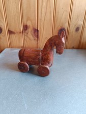 Cheval en bois sur roulette