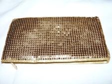 Pochette de Soirée CLARINS Zippée en Métal Doré 23 x 12 cm