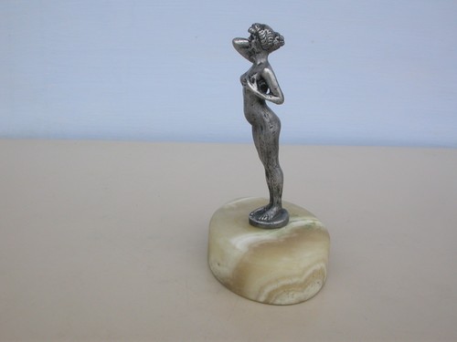 Femme nue mascotte - -,