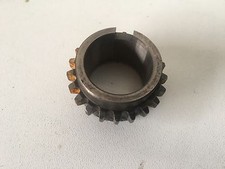 UN PIGNON DIVERS MOTEUR POUR