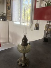 Lampe à pétrole ancienne – pied en laiton et réservoir en verre rose