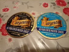 2 Étiquettes de Camembert Fromage L' ARGENTOR Distribué  par ULCV 86250 CHARROUX