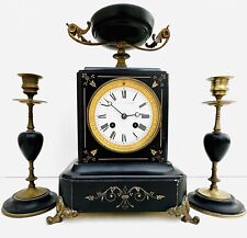 PENDULE DE CHEMINÉE EN MARBRE NOIR AVEC SES DEUX BOUGEOIRS ASSORTIS JAPY FRÈRES