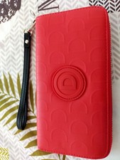 Portefeuille Rouge Femme Neuf de Marque DESIGUAL avec Fermeture Éclair.
