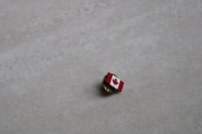 mini pin's canada drapeau  (no pin pins )