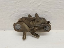 Système attache capot moteur