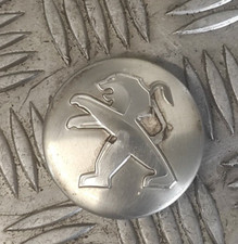 Cabochon centre roue jante alu - PEUGEOT - Référence : 9672558477 - GRIS CLAIR