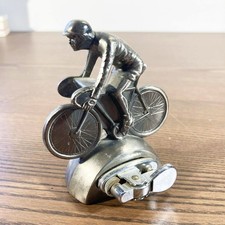 Briquet ancien de table cycliste métal argenté, modèle fantaisie rétro circa 50s
