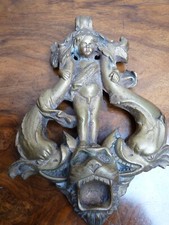 Superbe ancien gros heurtoir anneau de porte décor angelot dauphins bronze 19th