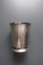 Timbale en argent à pans avec poinçons