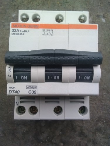 Disjoncteur c32 amp poles - ,