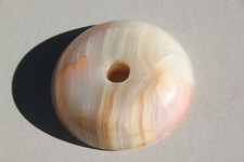 Petit socle  en pierre polie.