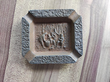 Cendrier vintage en fonte décor de vie quotidienne PAM Pont A Mousson