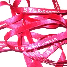 RUBAN - P'TIT BOUT D'AMOUR -TEXTE IMPRIME BLANC S/RUBAN SATIN ROUGE 5mx8mm