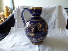 GROS PICHET EN FAIENCE DE GIEN DECOR RENAISSANCE FOND BLEU AN 40 - 60 HAUT 29 CM