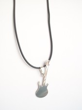 Collier avec pendentif guitare