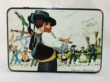 BOITE ANCIENNE TOLE LITHO DECOR DANSE BRETONNE . MARQUE BISCUITS ST MICHEL 