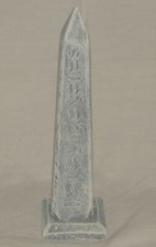 Pyramide peinte en béton de 26cm Hauteur x7cm Large x7cm Profondeur.(Neuf)