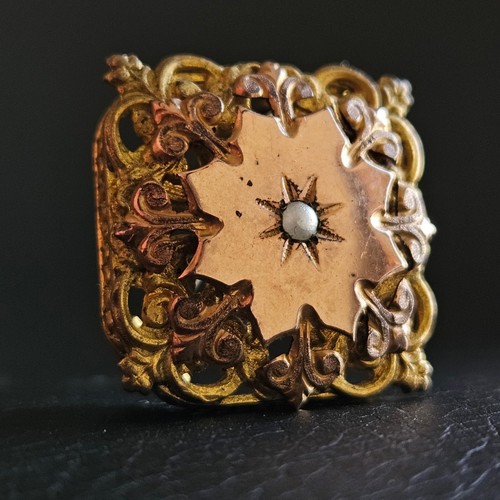 Ancienne broche carrée motif
