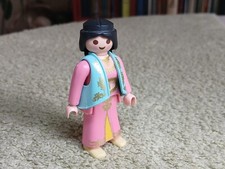 PLAYMOBIL 1993 - Indienne en sari lehenga choli, jupe et gilet court brodés d'or