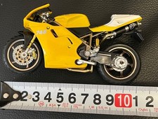 Miniature moto Ducati Diecast DUCATI 748 échelle 1/18 finie