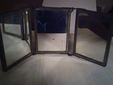 ANCIEN  PETIT   MIROIR TRYPTIQUE  AVEC SA CHAINETTE  SCENE DE CHASSE