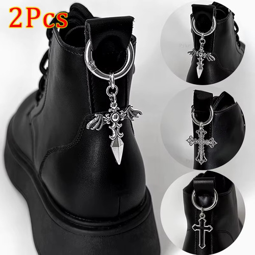 Pendentif chaussure croix