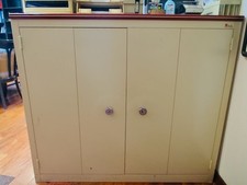 Armoire basse de bureau métallique avec dessus bois stratifié