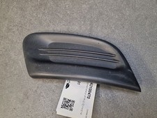 Cache avant droit dans pare