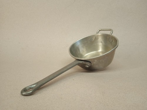 Ancienne petite passoire - , en