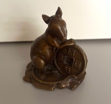 BRONZE/ SOURIS TENANT UN SAPEQUE/ XX SIECLE