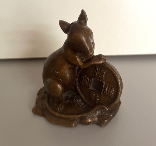 Bronze souris tenant un - bronze/,